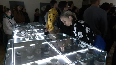 Доступна для людей з вадами зору: у Луцьку відкрилась виставка порцеляни Доступна для людей з вадами зору: у Луцьку відкрилась виставка порцеляни