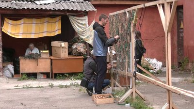 "Не вистачає робочих рук" волонтери закликають рівнян долучатись до плетіння маскувальних сіток "Не вистачає робочих рук" волонтери закликають рівнян долучатись до плетіння маскувальних сіток