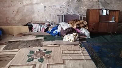 Мокро і смердить. У Кропивницькому затопило підвал, який мешканці використовують як укриття Мокро і смердить. У Кропивницькому затопило підвал, який мешканці використовують як укриття