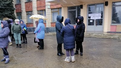 Жителі Марківки вийшли на мітинг проти окупації Жителі Марківки вийшли на мітинг проти окупації
