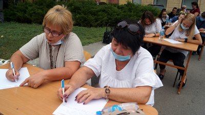 Капранов диктував, містяни писали. У Дніпрі провели диктант просто неба – фото Капранов диктував, містяни писали. У Дніпрі провели диктант просто неба – фото