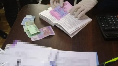 Посадовиця з Черкащини організувала незаконні оборудки з біометричними документами
