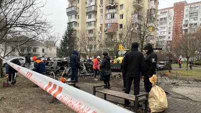 Пошкоджений двір в Одесі внаслідок російської атаки 28 січня 2025 року