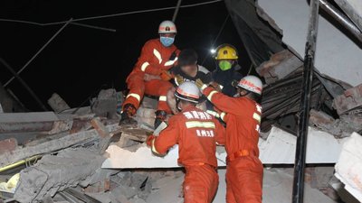 У Китаї обвалився карантинний готель: десятки людей під завалами У Китаї обвалився карантинний готель: десятки людей під завалами