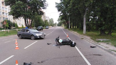 У Чернігові на Незалежності Skoda збила мотоцикліста
