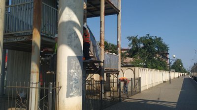 У Луцьку розпочали ремонт пішохідного мосту над залізничними коліями