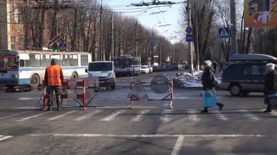 Через ремонтні роботи на вулиці Шевченка, тимчасово змінили рух громадського транспорту, що курсує в мікрорайон Ракове. Фото: Суспільне. Поділля. Через ремонтні роботи на вулиці Шевченка, тимчасово змінили рух громадського транспорту, що курсує в мікрорайон Ракове. Фото: Суспільне. Поділля.