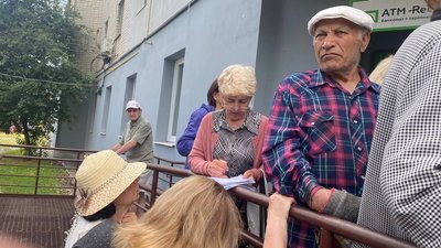 Десять днів без зв'язку: де херсонці шукають готівку Десять днів без зв'язку: де херсонці шукають готівку