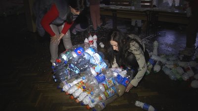 Для безпритульних тварин у Луцьку встановлюють будиночки із пластикових пляшок Для безпритульних тварин у Луцьку встановлюють будиночки із пластикових пляшок