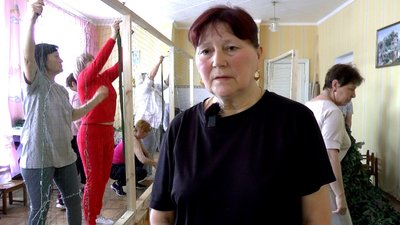 "Ми у захваті від того, що допомагаємо нашим хлопцям!" — майстрині-волонтерки з Миколаївщини плетуть маскувальні сітки "Ми у захваті від того, що допомагаємо нашим хлопцям!" — майстрині-волонтерки з Миколаївщини плетуть маскувальні сітки