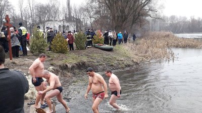 Святили воду та занурювались: як святкували Водохреще у Сумах Святили воду та занурювались: як святкували Водохреще у Сумах