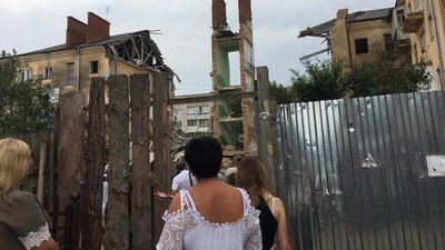 У Дрогобичі після обвалу другої частини будинку демонтували сходову клітку У Дрогобичі після обвалу другої частини будинку демонтували сходову клітку