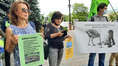 Біля Харківської обладміністрації одночасно влаштували три пікети Біля Харківської обладміністрації одночасно влаштували три пікети