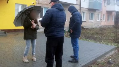 На Хмельниччині виявили дівчину, яка ймовірно забирала з пошти наркотики