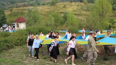 На горі Гурка на Закарпатті розгорнули 100-метровий прапор України