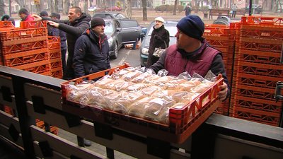 Три тисячі буханок. У Запоріжжі волонтери роздають хліб місцевим жителям Три тисячі буханок. У Запоріжжі волонтери роздають хліб місцевим жителям