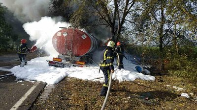 На Миколаївщині МАN зіткнувся з деревом та загорівся