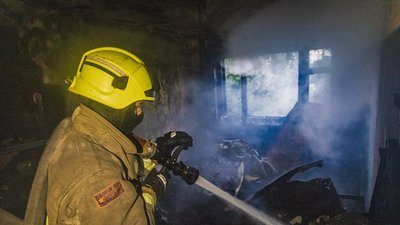 рятувальник гасить пожежу