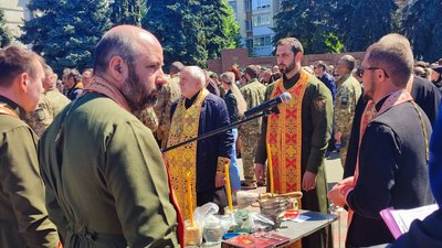 Під звуки сирен: у Черкасах попрощалися із воїнами, які загинули в бою за Попасну Під звуки сирен: у Черкасах попрощалися із воїнами, які загинули в бою за Попасну