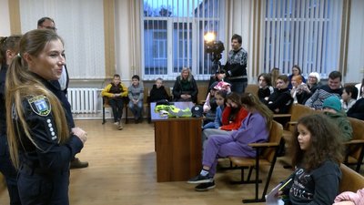 Проєкт "Світлодіти": переселенців і школярів Рівного забезпечують світловідбивними елементами