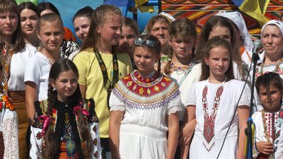 406 дівчат та жінок у гуцульських ґерданах. На Прикарпатті встановили новий рекорд України 406 дівчат та жінок у гуцульських ґерданах. На Прикарпатті встановили новий рекорд України