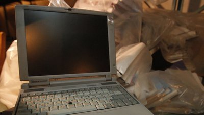 Батькам сказали, що знайшли на смітнику: дві школярки на Волині вкрали шкільний ноутбук