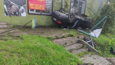 На Львівщині водій та в'їхав у будівлю магазину На Львівщині водій та в'їхав у будівлю магазину