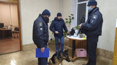 Правоохоронці перевіряють будівлю Миколаївської філії Суспільного Правоохоронці перевіряють будівлю Миколаївської філії Суспільного