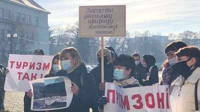 Жителі Жденіївської ОТГ мітингували біля Закарпатської ОДА Жителі Жденіївської ОТГ мітингували біля Закарпатської ОДА