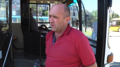 Водій 21 – го і 51 автобусів Валентин Глабай розповідає, що під час карантину з роботи почали звільнятися його колеги. Фото: Суспільне Поділля Водій 21 – го і 51 автобусів Валентин Глабай розповідає, що під час карантину з роботи почали звільнятися його колеги. Фото: Суспільне Поділля