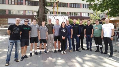 За донат для ЗСУ. У Франківську п'ять чемпіонів України грали з перехожими у більярд
