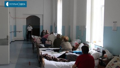 "Всі у важкому стані". Репортаж з "ковідного" відділення одеської лікарні "Всі у важкому стані". Репортаж з "ковідного" відділення одеської лікарні