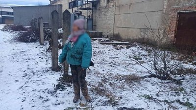 На Франківщині жінка провалилася в каналізаційний колодязь На Франківщині жінка провалилася в каналізаційний колодязь