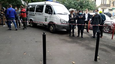 В центрі Одеси "мінували" одну з виборчих дільниць В центрі Одеси "мінували" одну з виборчих дільниць
