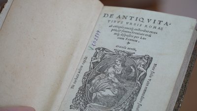 Книга, якій пів тисячі років, та видання у 8 кг. Репортаж з бібліотеки університету в Дніпрі Книга, якій пів тисячі років, та видання у 8 кг. Репортаж з бібліотеки університету в Дніпрі