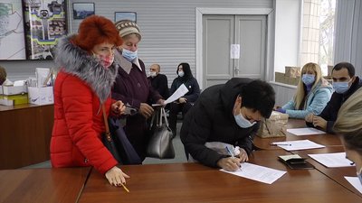 Дільничним виборчим комісіям Миколаєва видали бюлетені Дільничним виборчим комісіям Миколаєва видали бюлетені
