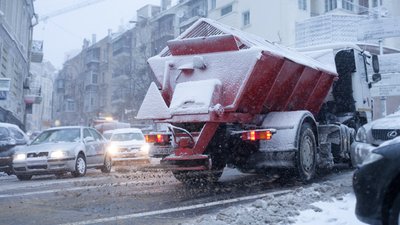 У Києві комунальники чистять сніг