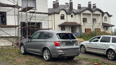 Пошкоджені будинки та автомобілі внаслідок вибухової хвилі