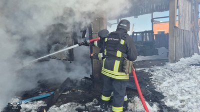 Внаслідок падіння російського БпЛА на Чернігівщині сталася пожежа в ангарі
