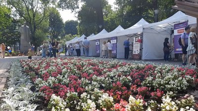 Підприємства представляють відвідувачам ярмарку професій вакансії у різних сферах діяльності. Підприємства представляють відвідувачам ярмарку професій вакансії у різних сферах діяльності.