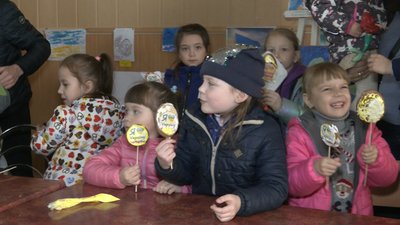 Великодні та патріотичні: у Черкасах діти-переселенці розфарбовували пряники