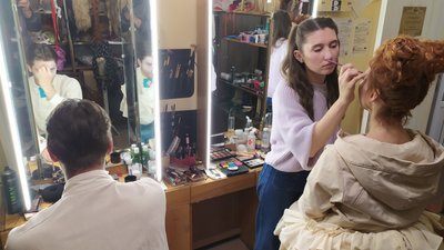 Акторам наносять грим, 9 листопада 2023 року Акторам наносять грим, 9 листопада 2023 року