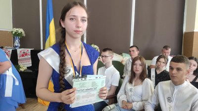 Випускниця з Маріуполя отримала "золоту" медаль у Луцьку