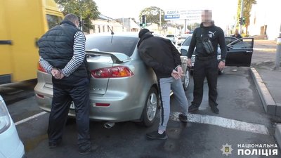 Миколаївські поліцейські затримали чотирьох людей підозрюваних у розбійних нападах Миколаївські поліцейські затримали чотирьох людей підозрюваних у розбійних нападах