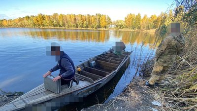 На Черкащині затримали чоловіків, які незаконно ловили рибу На Черкащині затримали чоловіків, які незаконно ловили рибу