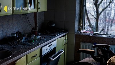 У Святошинському районі Києва уламки снаряду влучили в житловий будинок. ФОТО У Святошинському районі Києва уламки снаряду влучили в житловий будинок. ФОТО