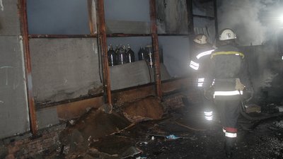 У Миколаєві рятувальники гасили пожежу в складському приміщенні У Миколаєві рятувальники гасили пожежу в складському приміщенні