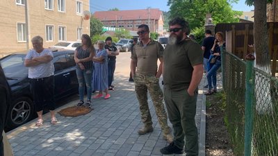 У Косові люди через загибель дівчинки протестують біля поліції У Косові люди через загибель дівчинки протестують біля поліції
