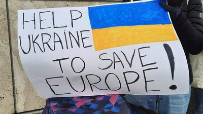"Ми — з вами!" — сумчанка з мітингу на підтримку України в Берліні "Ми — з вами!" — сумчанка з мітингу на підтримку України в Берліні