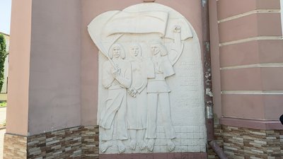 Демонтувати чи перефарбувати. Що буде з барельєфом радянської епохи, розміщеним на стіні бібліотеки у Франківську